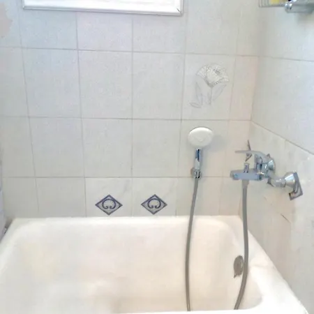 Apricot Garden, 5' To Center, 5' To *