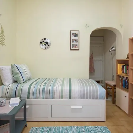 Apricot Garden, 5' To Center, 5' To *