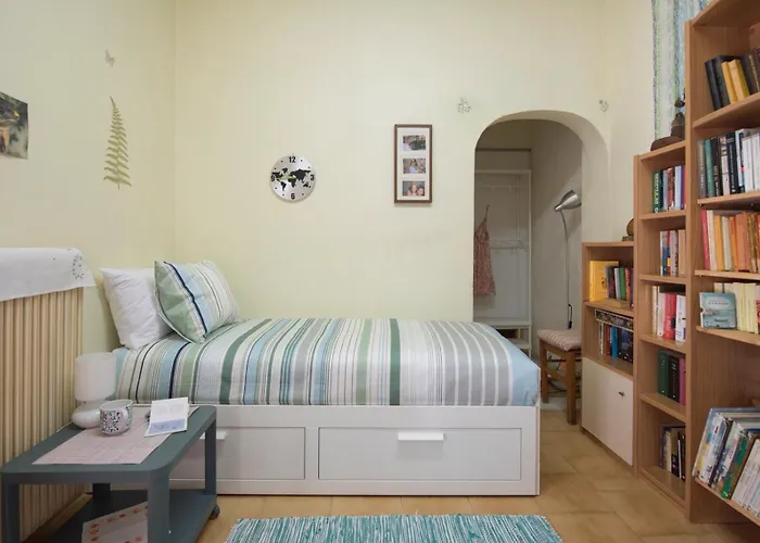 Apricot Garden, 5' To Center, 5' To *