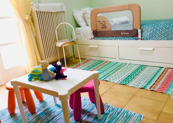 Apricot Garden, 5' To Center, 5' To * Nausa